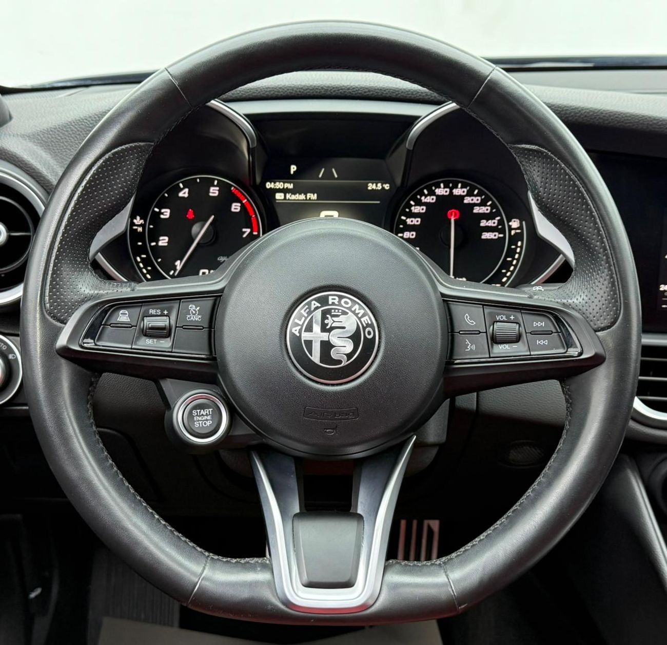 ألفا روميو جوليا 2023 Alfa Romeo Giulia Veloce Q2, 2027 Alfa Romeo Warranty + Service Pack, Excellent Condition, GCC