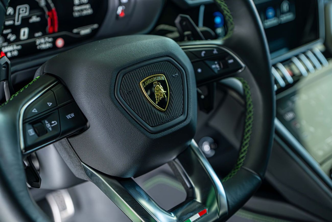 Lamborghini Urus S 4.0T V8 Special Color-23 Inch High Gloss Black Rims-Black Exhaust Tail Pipes