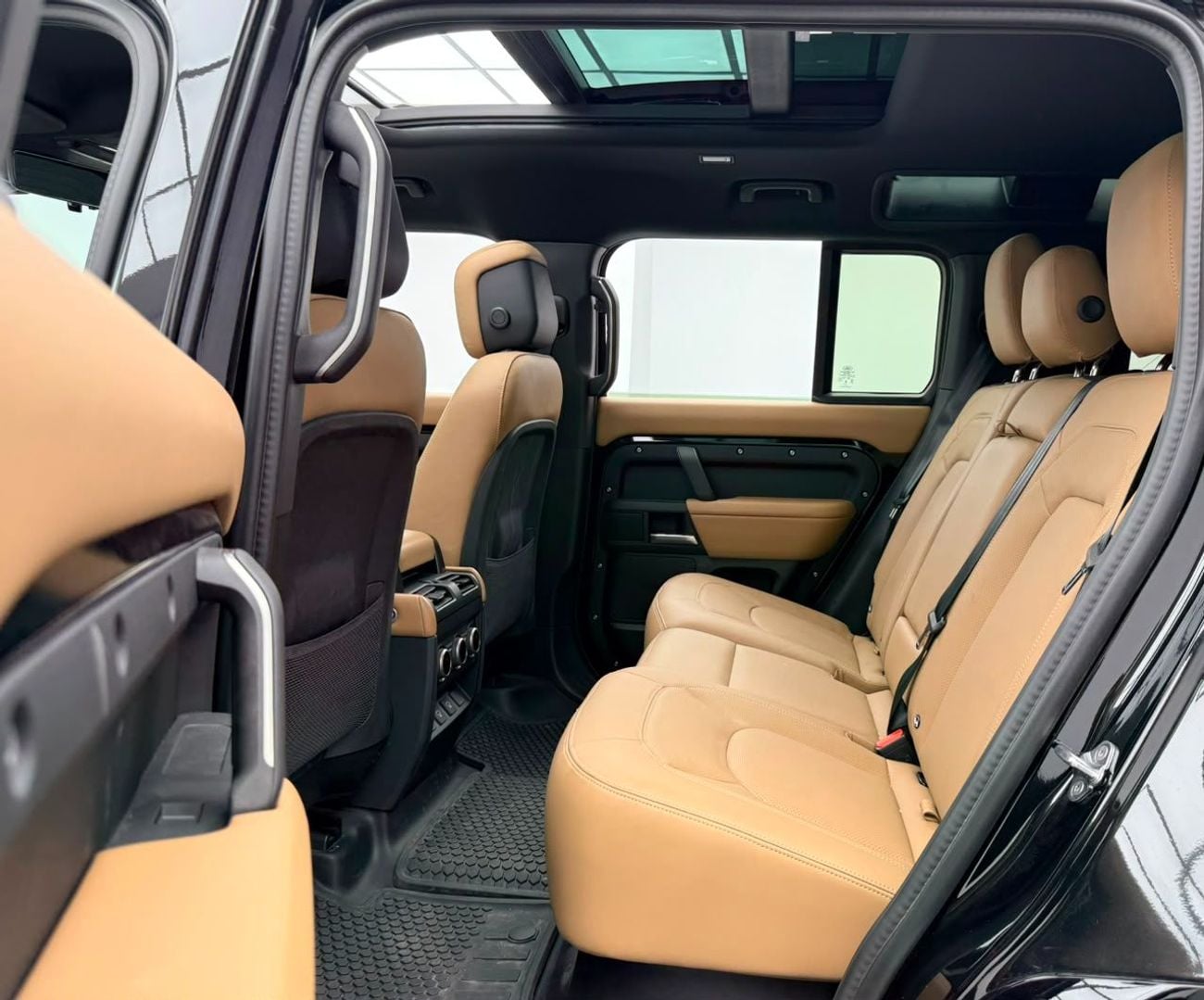 Land Rover Defender 110 X-DYNAMIC HSE P400 2025 Land Rover Defender 110 X-Dynamic HSE, 2030 LR Warranty, Full LR Service History, Low Km, GCC