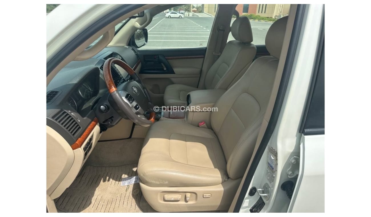 Toyota Land Cruiser MODEL 2014 GCC CAR PERFECT CONDITION INSIDE AND OUTSIDE