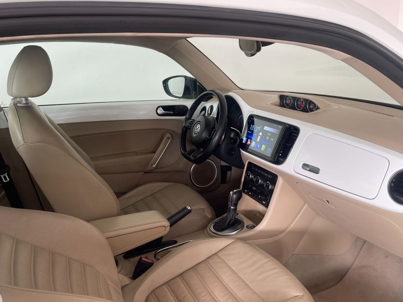 Volkswagen Beetle 2.0L-4CYL - FULL OPTION EXCELLENT CONDITION GCC SPECIFICATION