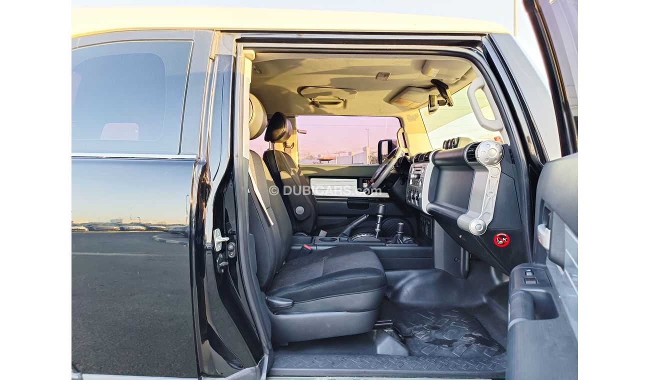 Toyota FJ Cruiser 4.0L PETROL /  DIFF LOCK / GCC SPECS / CLEAN CONDITION (LOT # 68579)