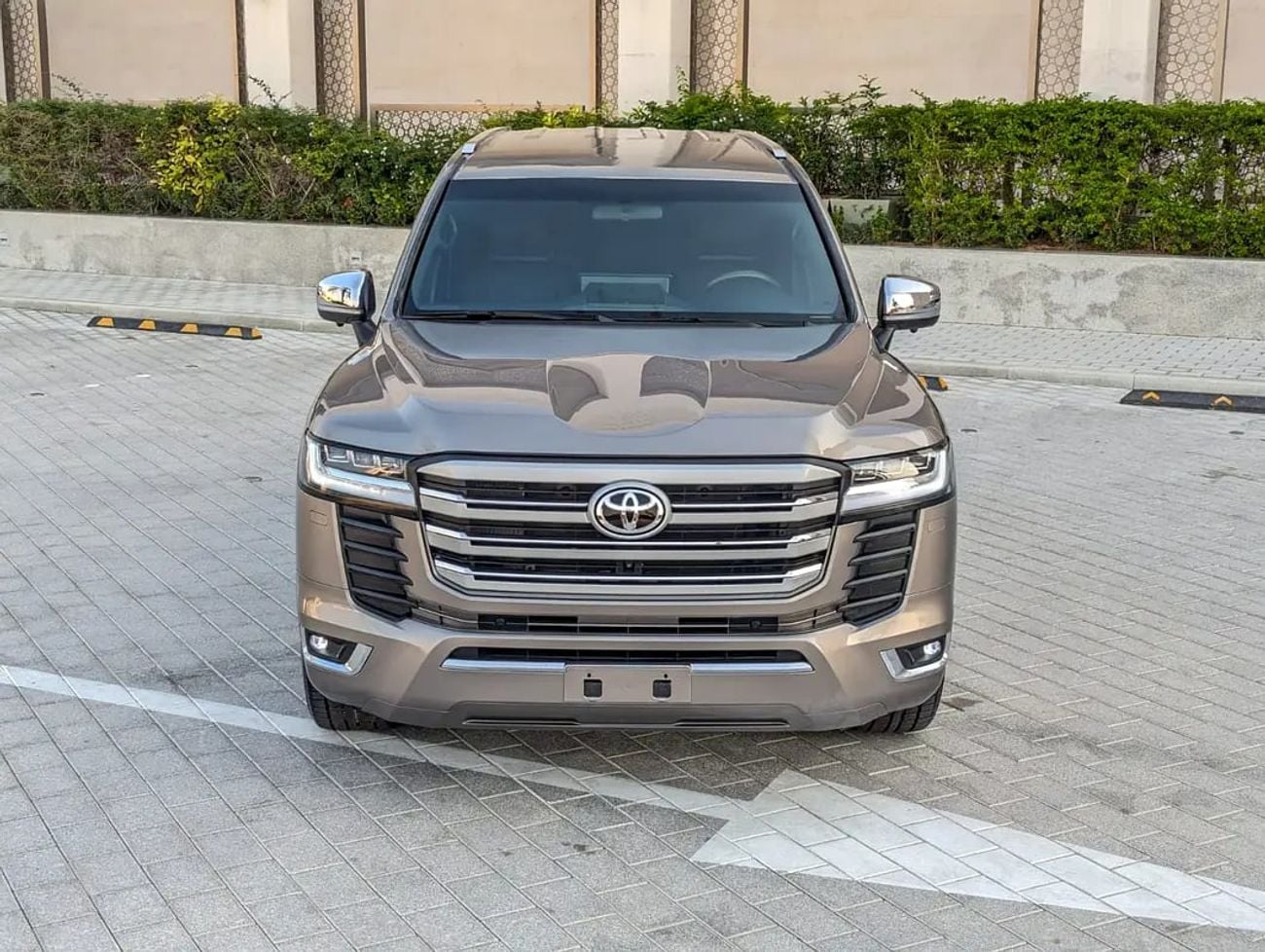 Toyota Land Cruiser GXR FACELIFTED WITH INTERIOR AND EXTERIOR GCC V6 4.0L