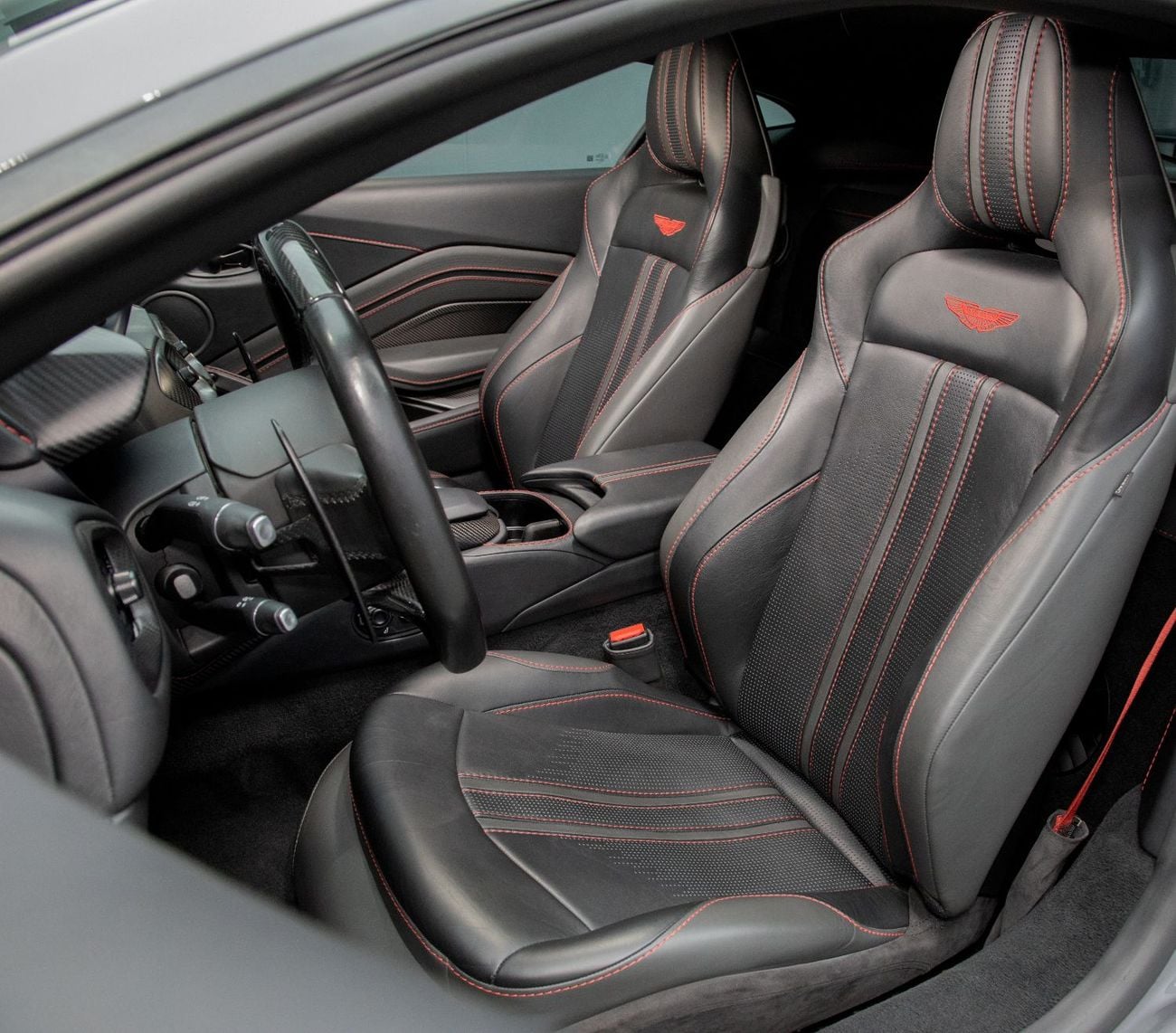 Aston Martin Vantage Standard V8