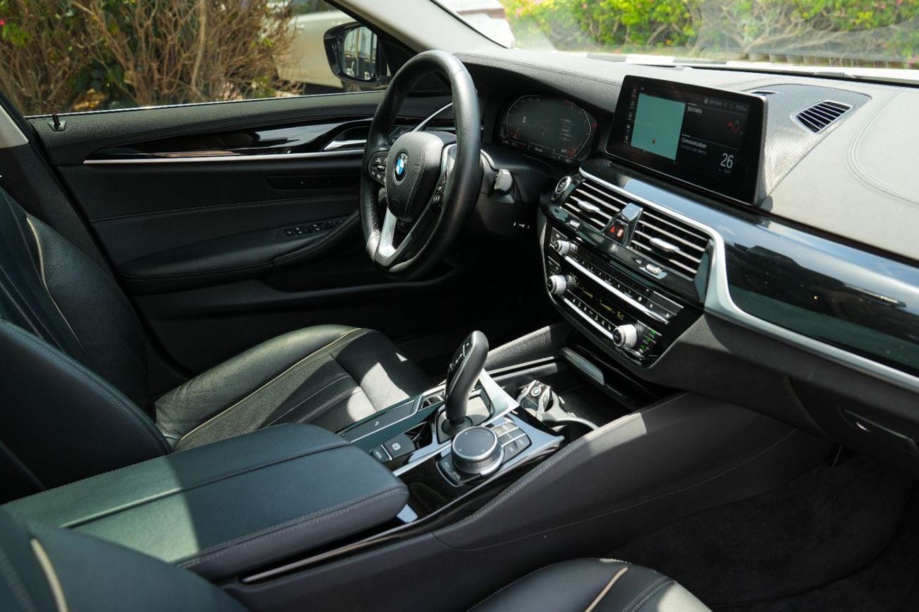 بي أم دبليو 520i Std 2.0L