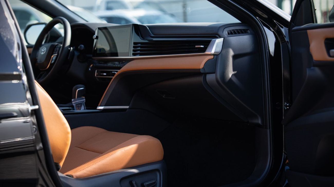 تويوتا كامري GLE 2.5L - Black Inside Yellow Brown