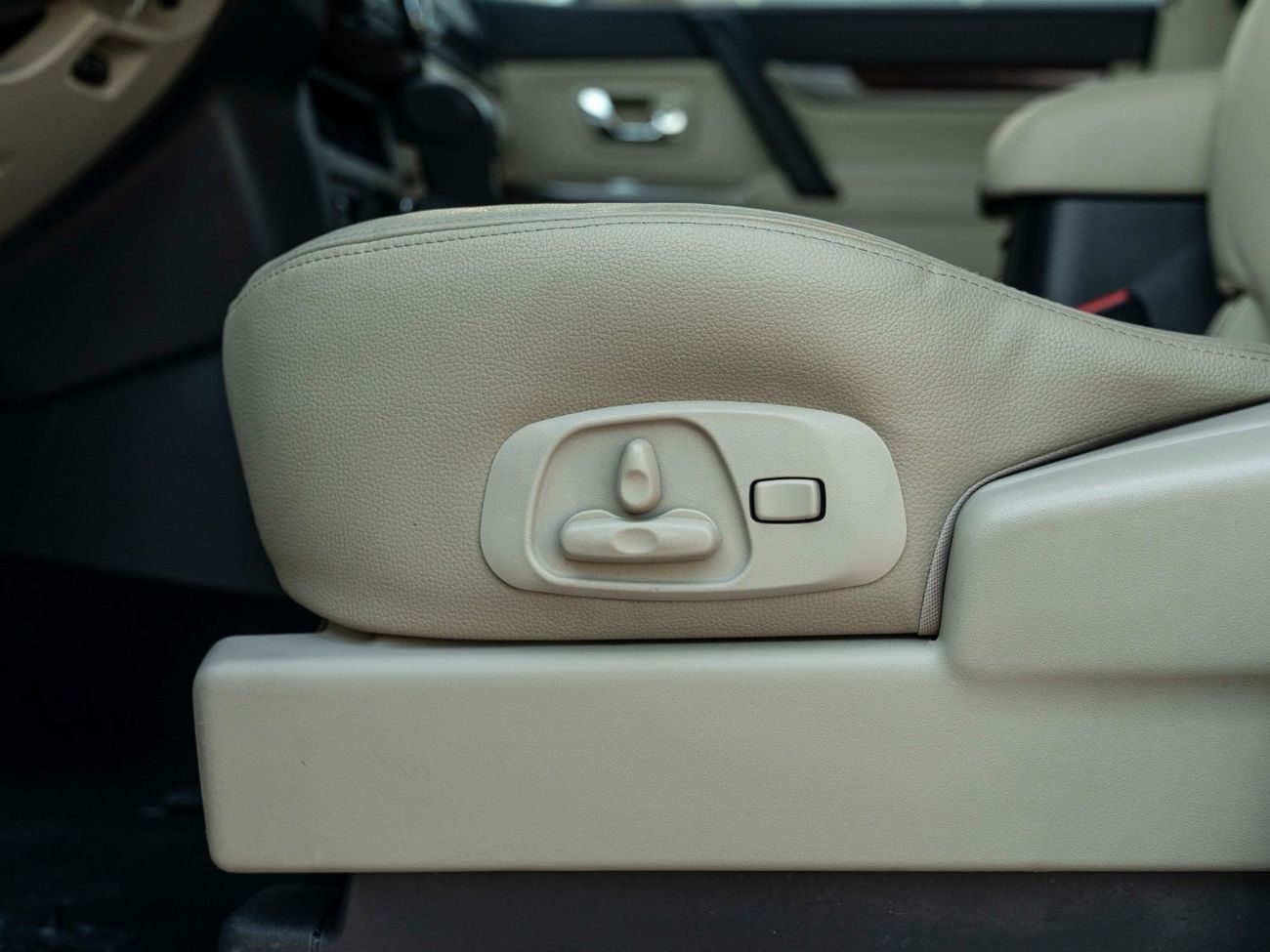 ميتسوبيشي باجيرو AED 1,415 PM • 3.8L PAJERO GLS TOP • ONLY 60,000 KMS • GOLD EMBLEM PACKAGE WITH RHINO ROOF-RACK