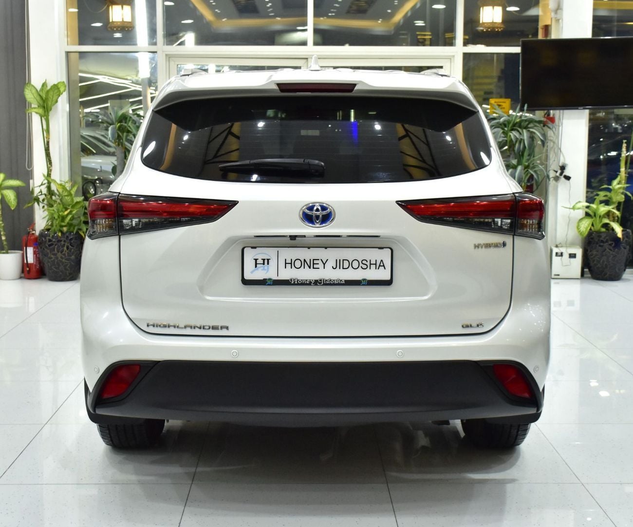 Toyota Highlander GLE HEV EXCELLENT DEAL for our Toyota Highlander Hybrid ( 2023 Model ) in White Color GCC Specs
