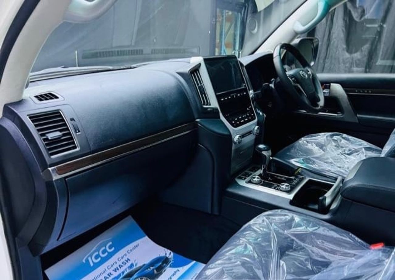 تويوتا لاند كروزر Sahara 2016 Model RHD Diesel Engine Full Option Facelift to LC300 2024 Very Clean And Perfect
