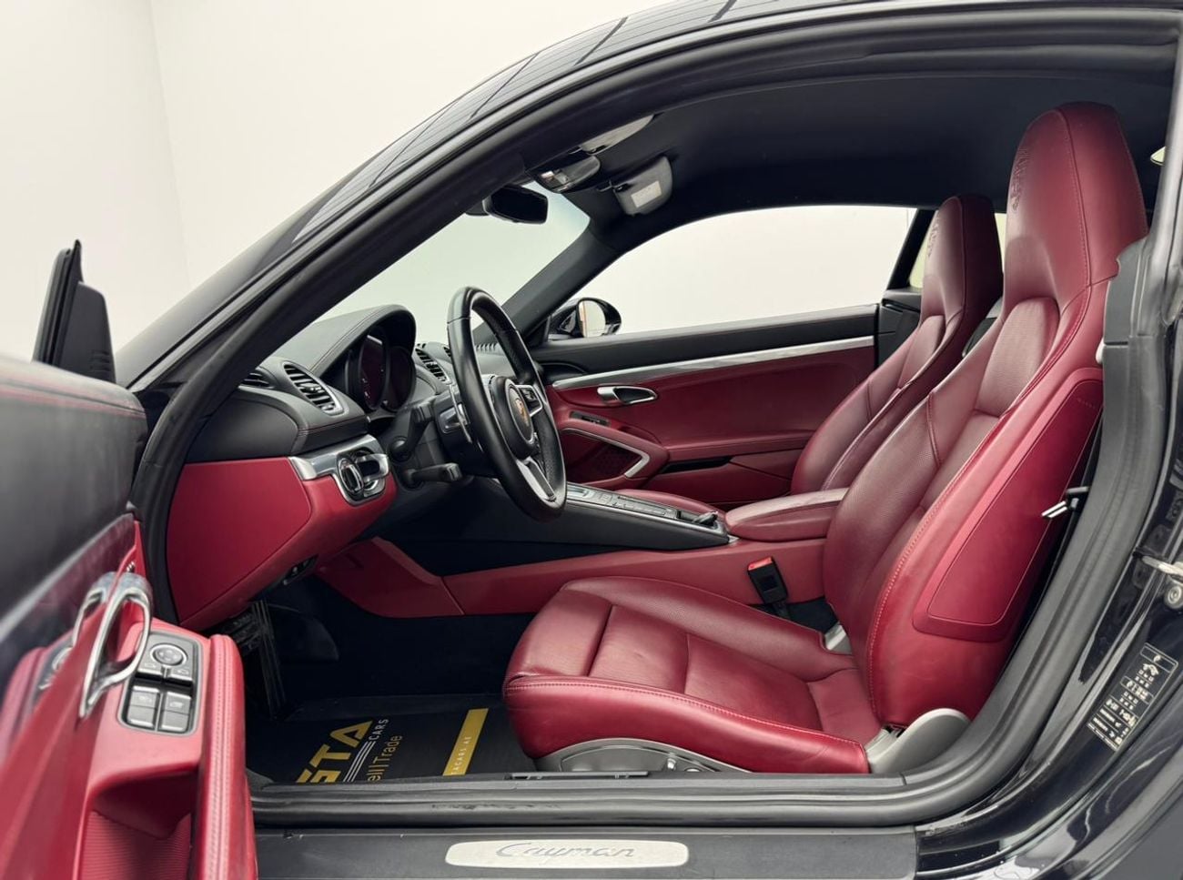 بورش كايمان 718 Std 2.0L A/T 2017 Porsche 718 Cayman, Full Service History, Excellent Condition, GCC