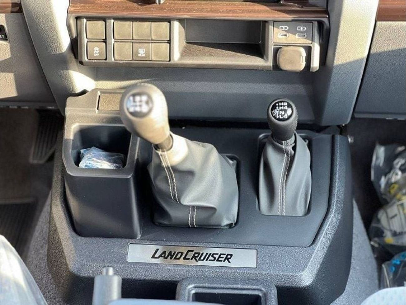 Toyota Land Cruiser 70 LC76 4.0L PTR M/T // 2024 // HIGH OPTION WITH DVD & BACK CAMERA , POWER WINDOWS , COOL BOX // SPECIA