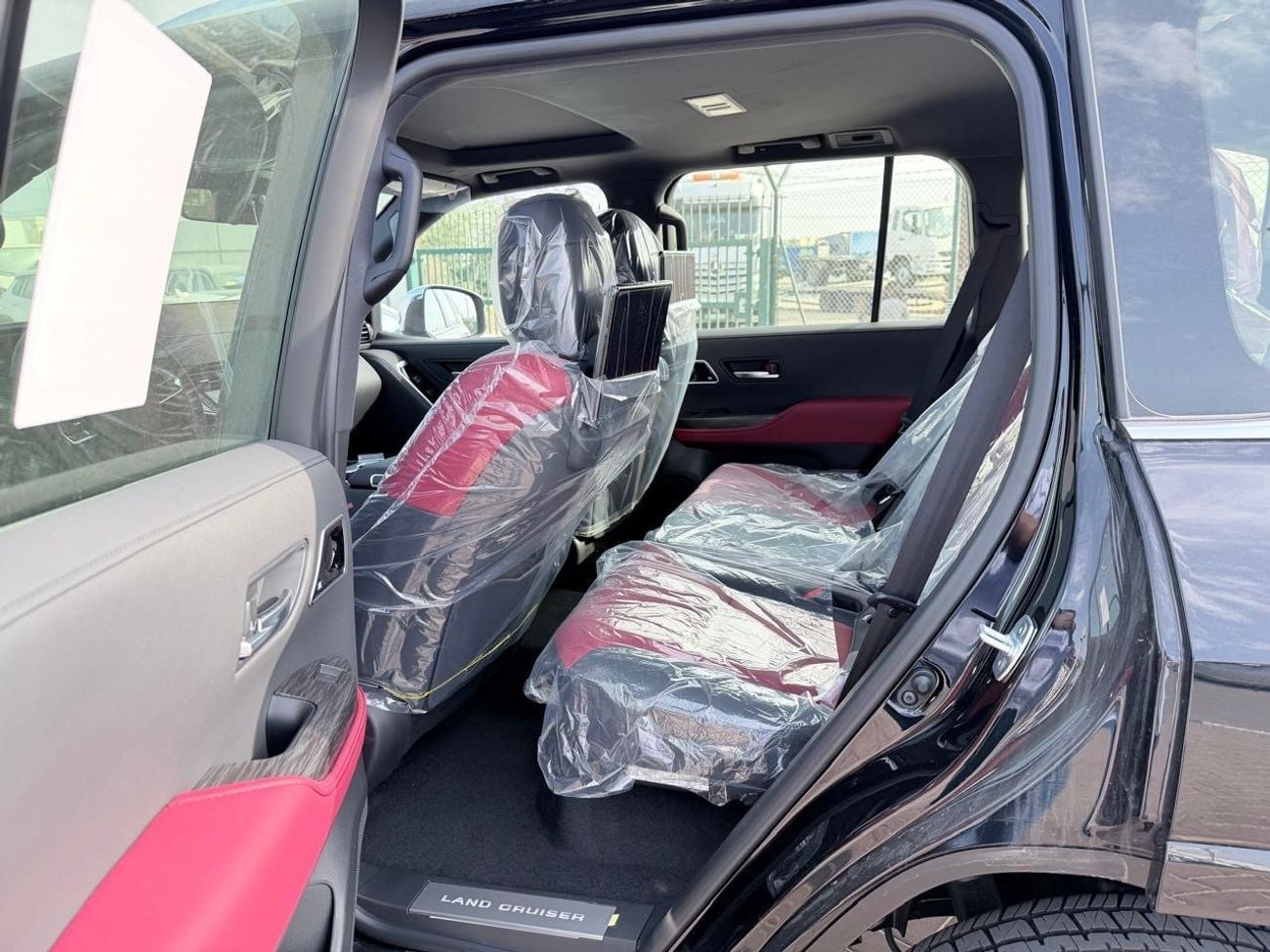 Toyota Land Cruiser TOYOTA LAND CRUISER VXR 3.5 TT PETROL BLACK/BLACK-RED