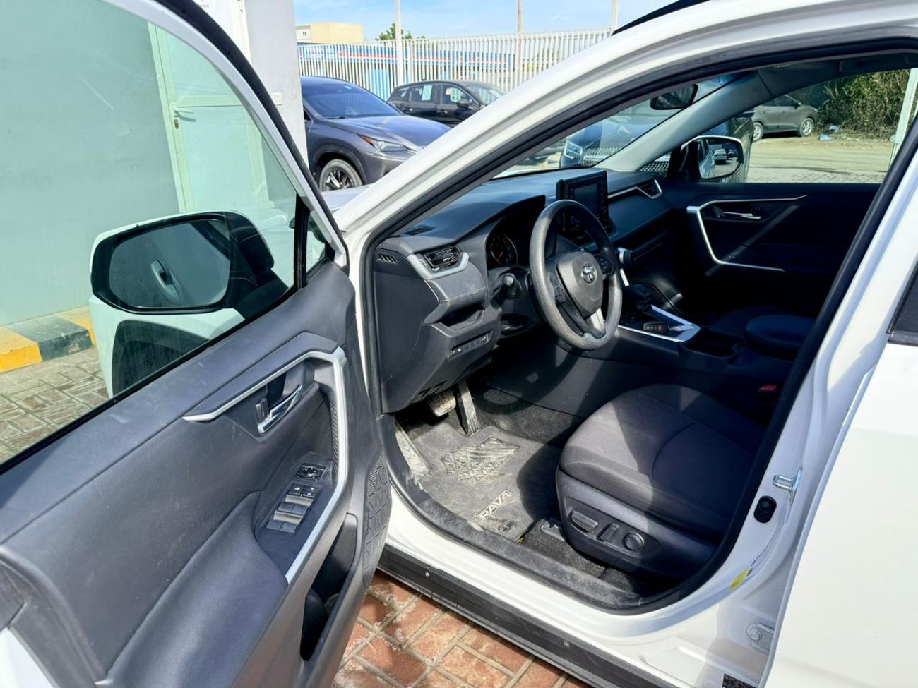 Toyota RAV4 2021 Toyota Rav4  XLE 2.5L full option + sunroof + Push start + alloy rim + Radar + keyless Entry  e