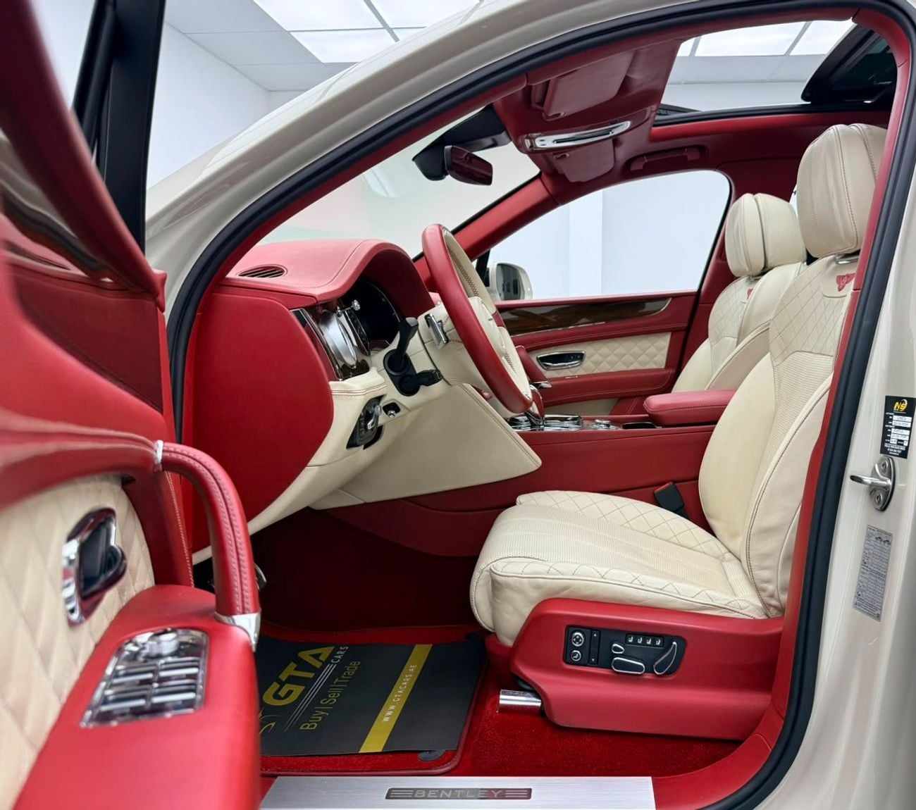 بنتلي بينتايجا FIRST EDITION 2017 Bentley Bentayga, Full Bentley Service History, Fully Loaded, Excellent Condition, GCC