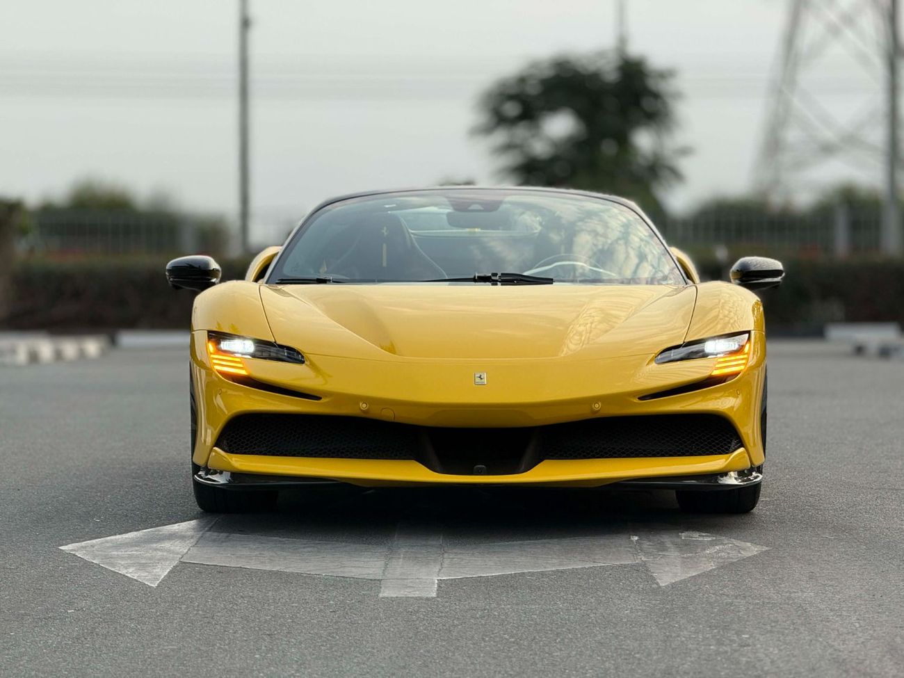 فيراري SF90 سبيدر GCC SPEC NEAT AND CLEAN UNDER WARRAANTY