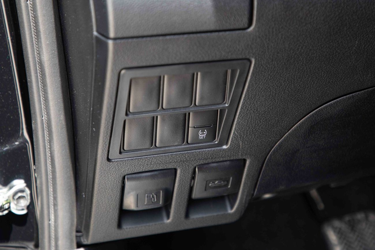 Toyota Hilux 2024 Toyota Hilux 4x4 DC 2.4 - Attitude Black inside Red