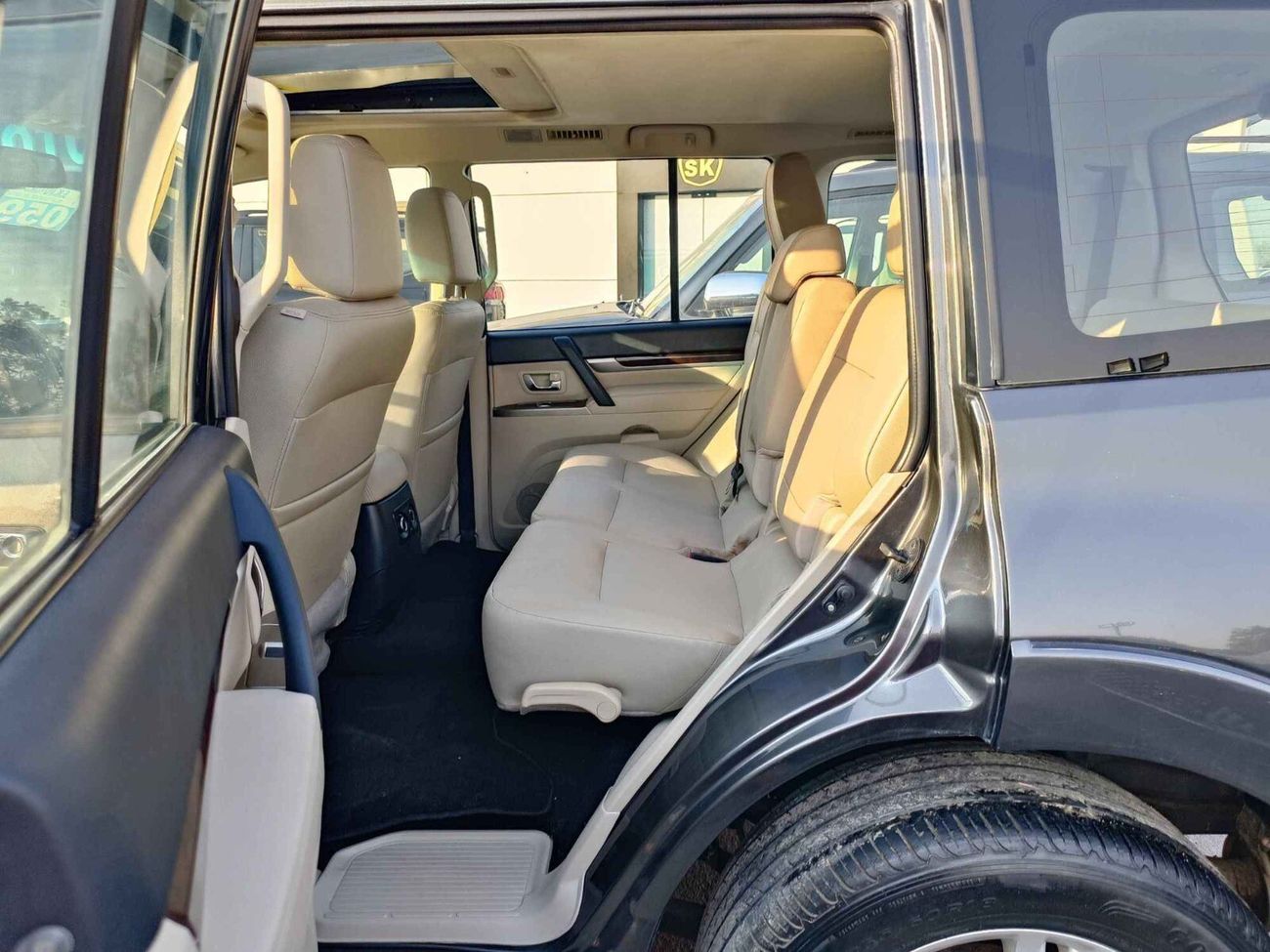 ميتسوبيشي باجيرو GLS/ 3.8 V6 4WD/  SUNROOF/ LEATHER ELECTRIC  SEATS/  DIFFLOCK/ FULL OPTION / LOT#17287