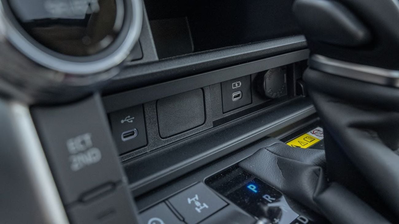 Toyota Land Cruiser TOYOTA LAND CRUISER GXR MID 4.0L (SILVER ME INSIDE NEUTRAL BEIGE)