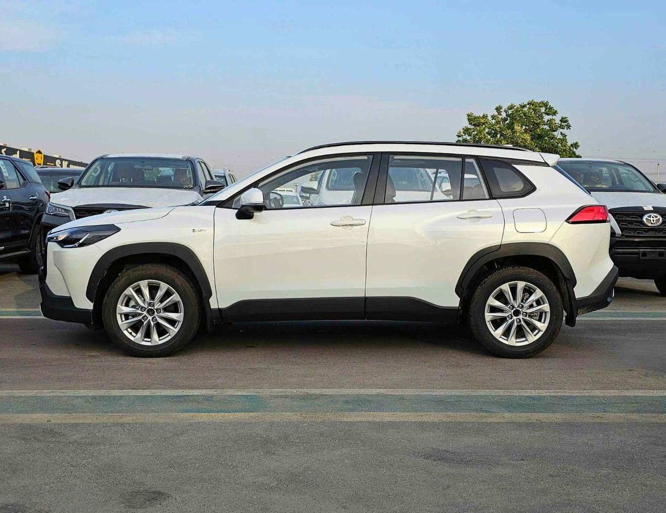 تويوتا كورولا كروس HYBRID FULL OPTION / 2.0L V4 / LEATHER + ELECTRIC SEAT / MUD GUARD /SUNROF / CODE # HYBRID