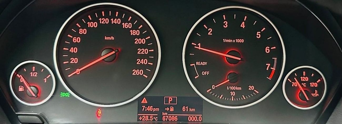 BMW 318i Executive GCC .. Low Milgea .. Perfect Condition .. Sunroof .