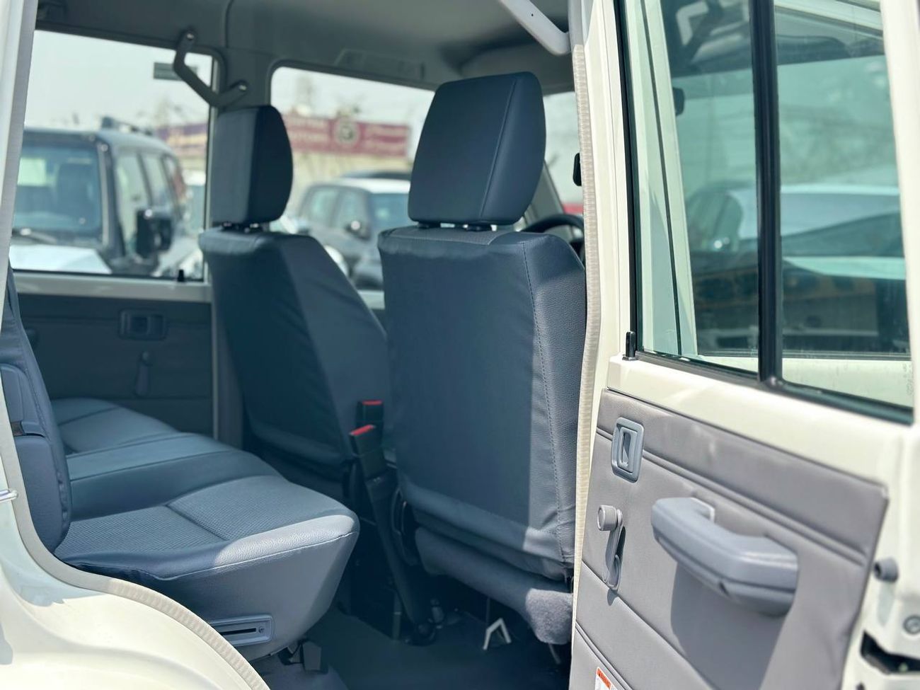 تويوتا لاند كروزر بيك آب دبل كابينة LC79، محرك 4.2 لتر ديزل، ناقل حركة يدوي // 2025 // المواصفات القياسية // عرض خاص // من فو