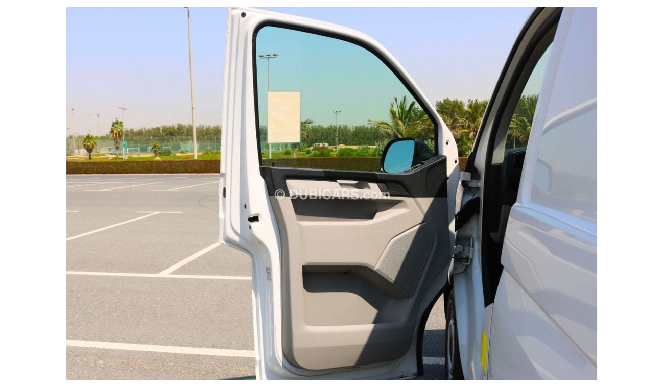 Volkswagen T5 Transporter 2017 | Volkswagen Transporter TSI | Delivery Van | PETROL - MANUAL | GCC SPECS - EXCELLENT CONDITION