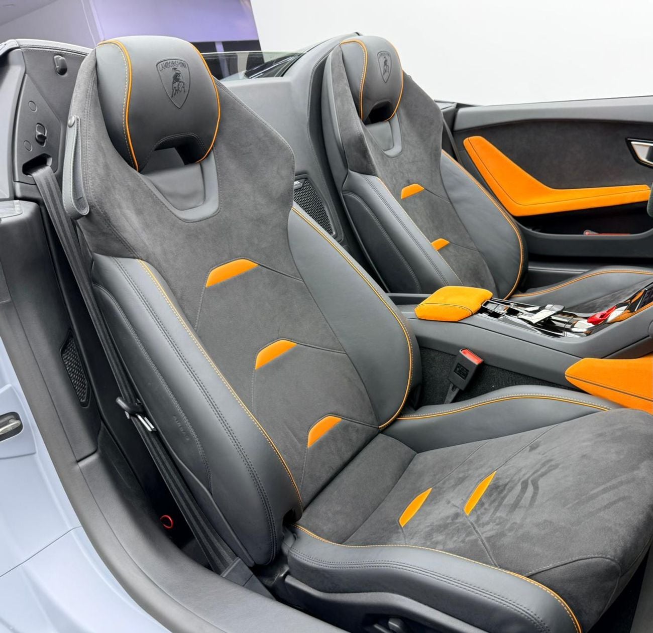 لامبورغيني هوراكان ايفو سبايدر 2023 Lamborghini Huracan EVO Spyder, 2027 Lamborghini Warranty, Very Low Km, Fully Loaded, GCC