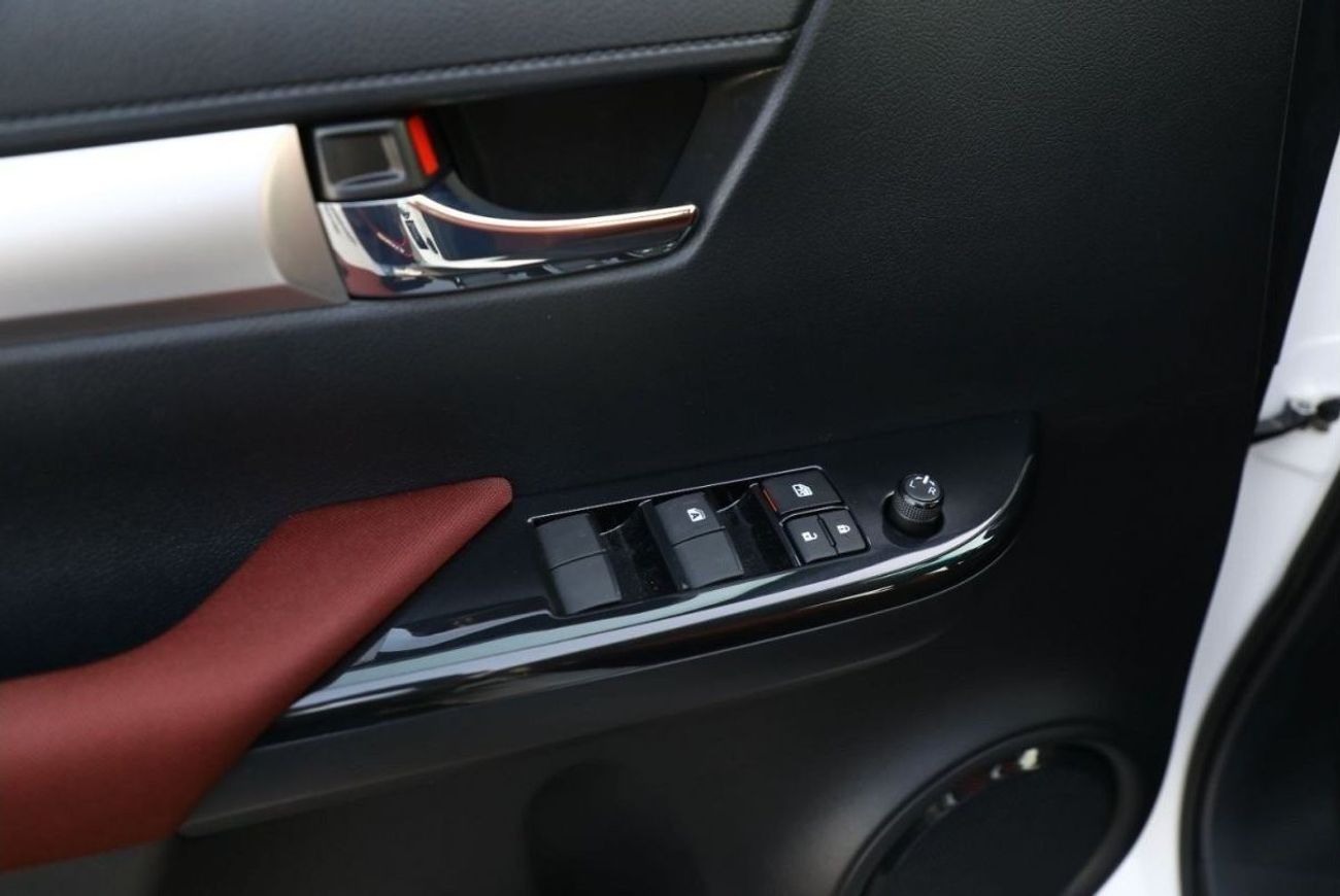 تويوتا هيلوكس Get 2023 Toyota Hilux 4x4 DC 2.8 SR5 - White inside Maroon