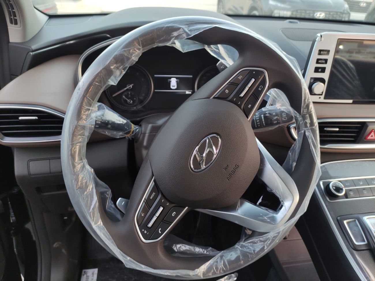 Hyundai Santa Fe 2.5 L  Panoramic roof  2 electric seats  Push start  Big screen    Rims  19