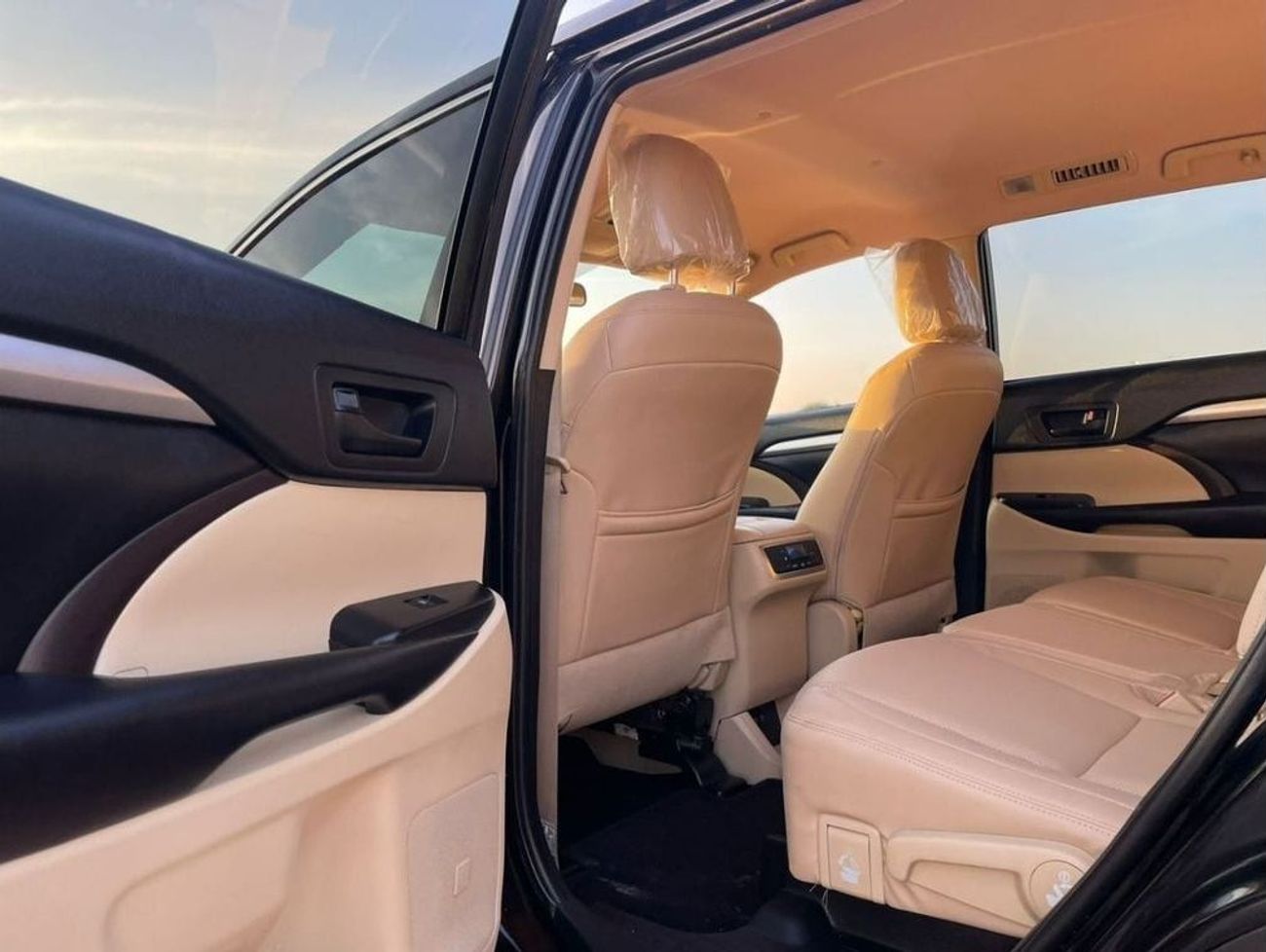 تويوتا هايلاندر 2019 Toyota Highlander LE+ 3.5L V6 MidOption 7 Leather Seats - Electric Seat & Trunk Auto