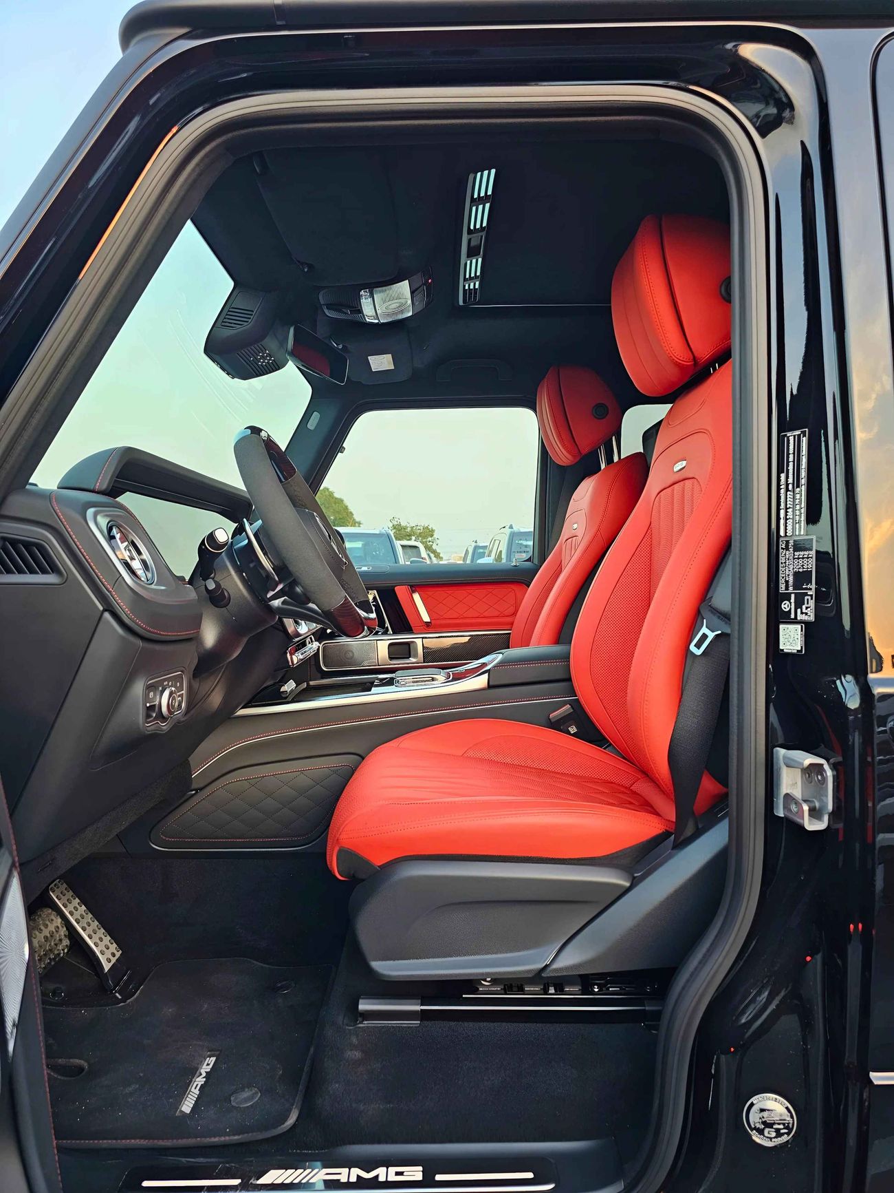 Mercedes-Benz G 63 AMG AIR SUSPENSION / 4.0L V8 / LEATHER SEATS / 4WD / DIGITAL DISPLAY (CODE#69059)