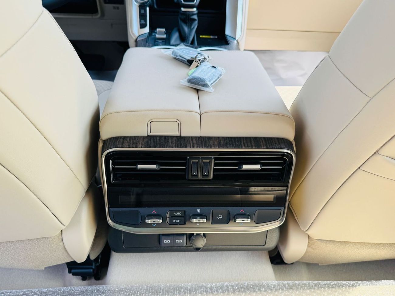 تويوتا لاند كروزر TOYOTA LC 300 VX 3.3L DSL MID/O A/T WHITE 2024