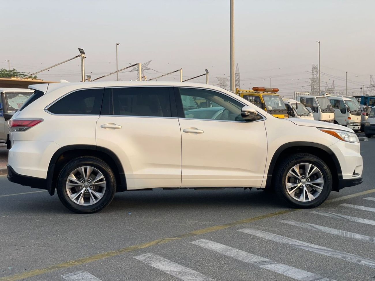 تويوتا هايلاندر 2015 Toyota Highlander LE+ 4x4 AWD - Trunk Auto Rear CAM - 7 Seater -