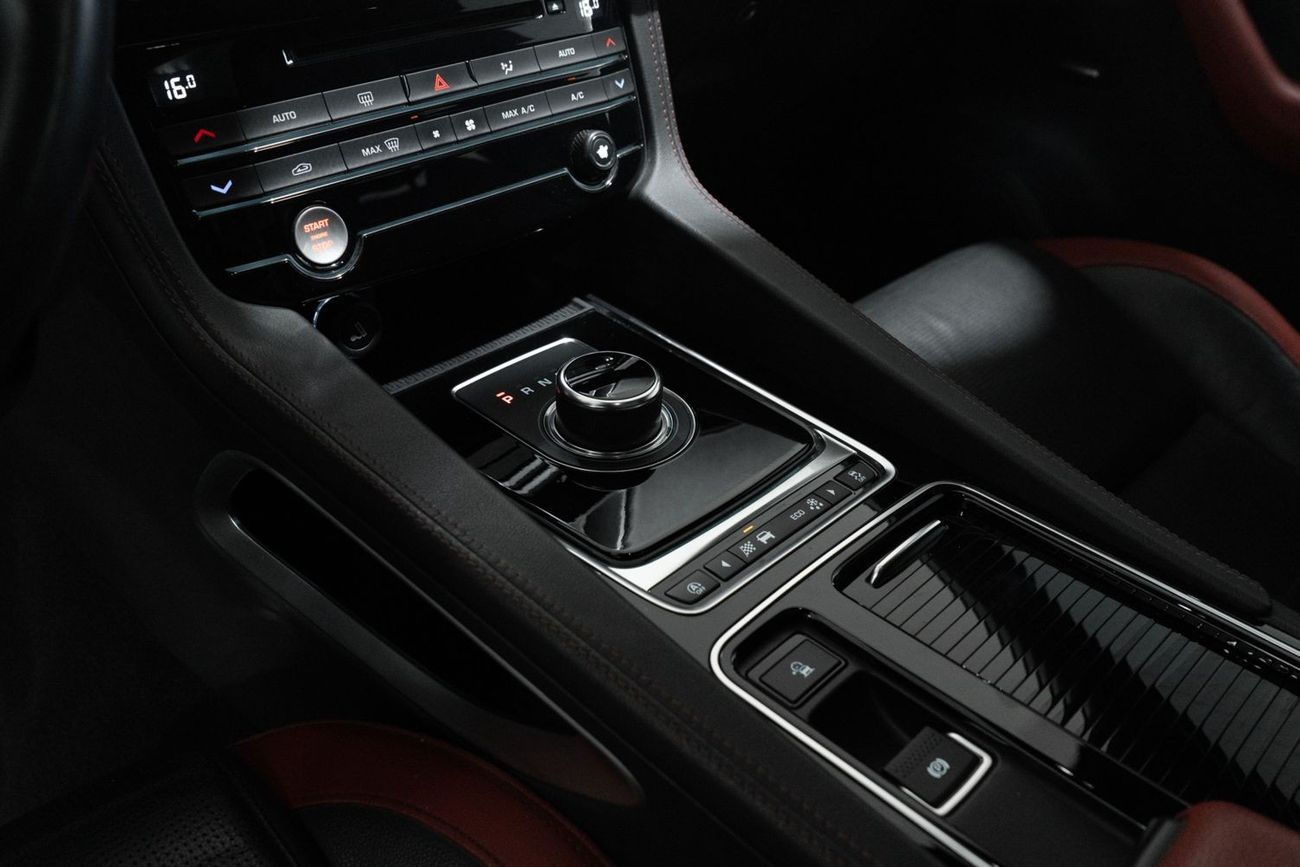 جاكوار F بيس 2018 Jaguar F Pace S / Full-Service History