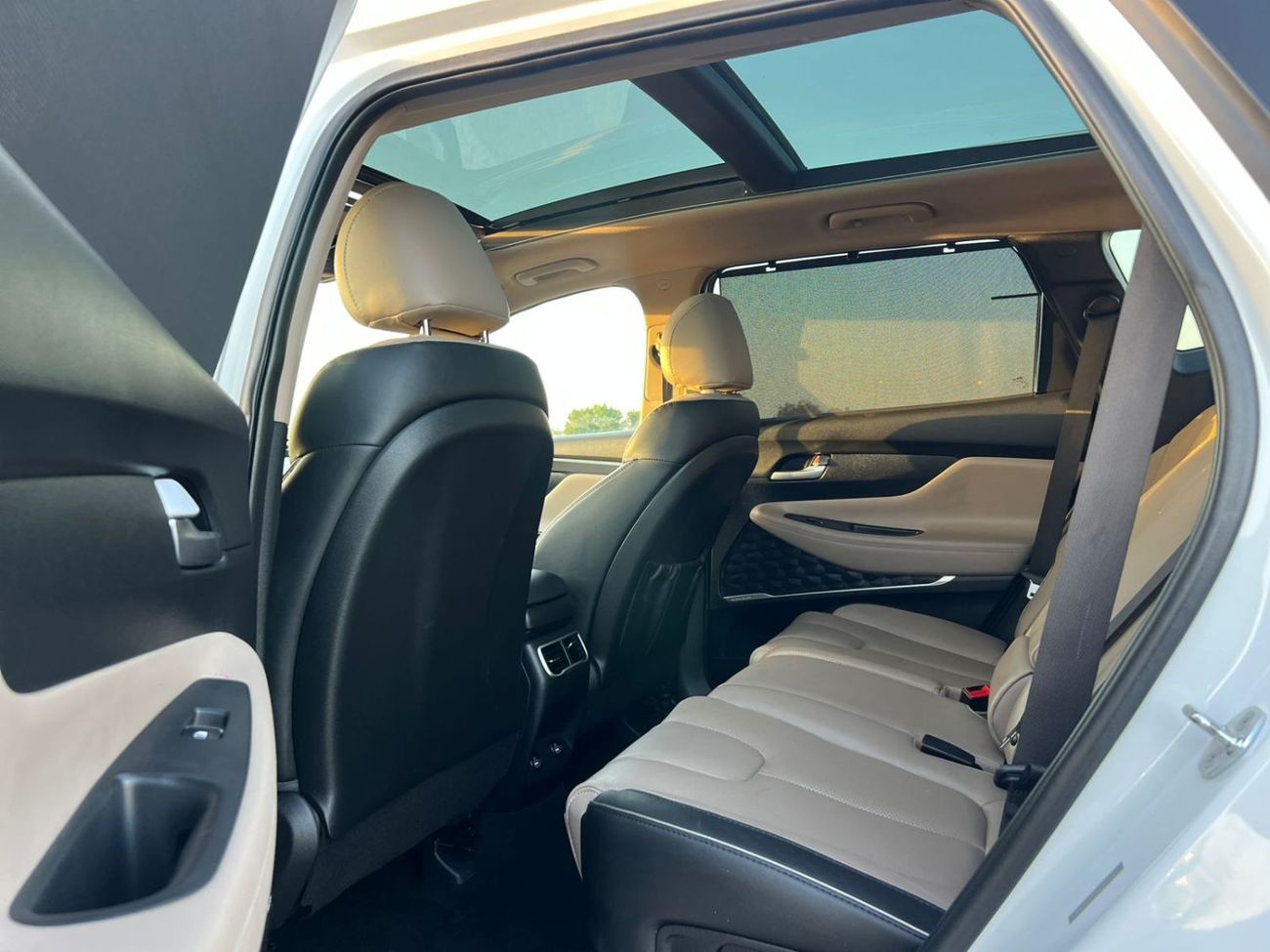 Hyundai Santa Fe 2022 Hyundai Santa Fe - SEL Full Option 2.5L V4 -Panoramic Sunroof - Leather Seat - Rear Camera