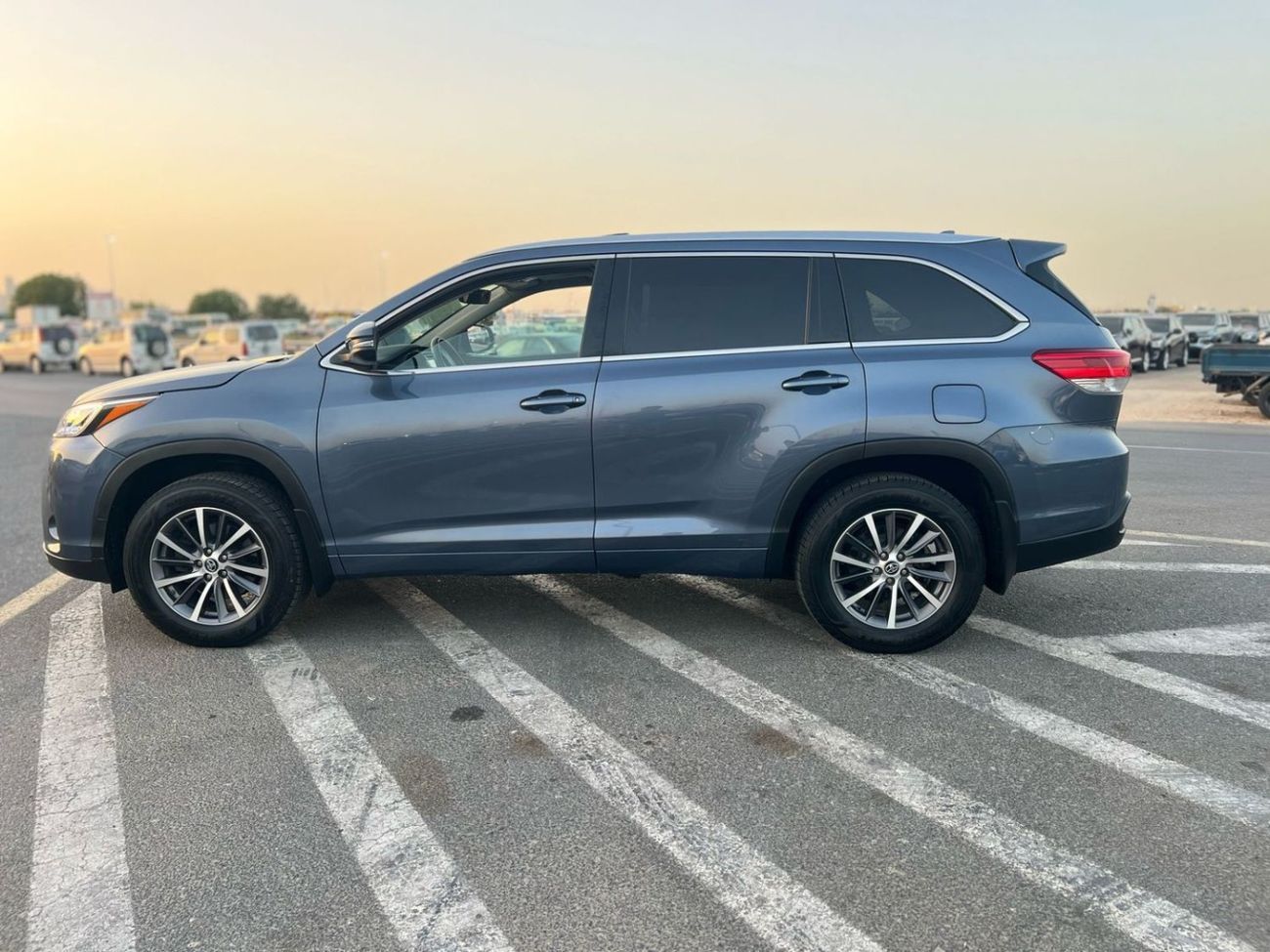 Toyota Highlander 2018 TOYOTA HIGHLANDER XLE   3.5L V-6 //   4 WHEEL DRIVE - 4X4 // SUNROOF //  PUSH START   // LEATHE