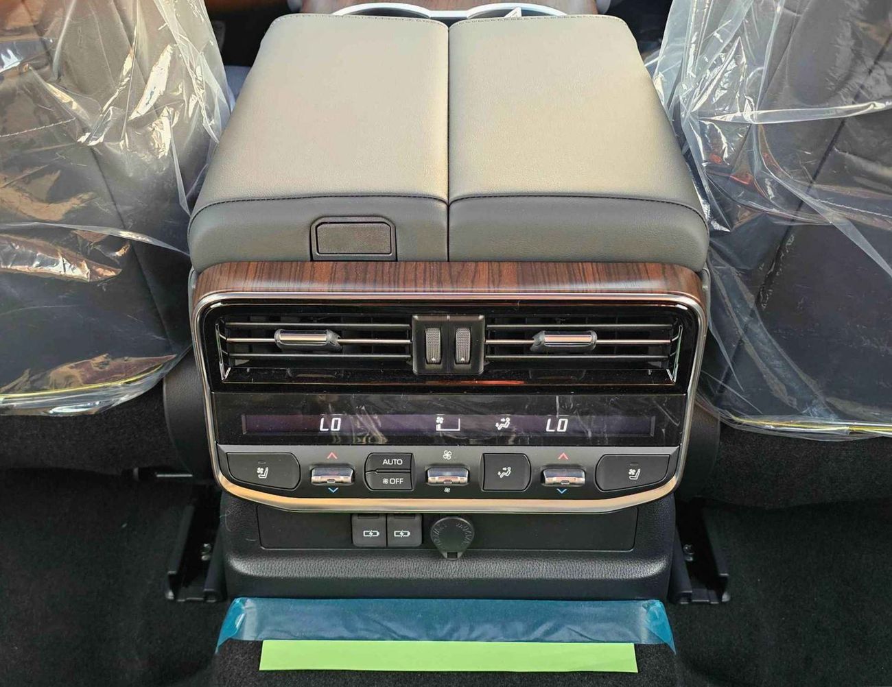 تويوتا لاند كروزر VX HYBRID / 3.5L V6 PETROL / RADAR / BIG DVD / JBL SPKRS / COOL BOX / LETAHER WITH MEMORY SEATS (COD