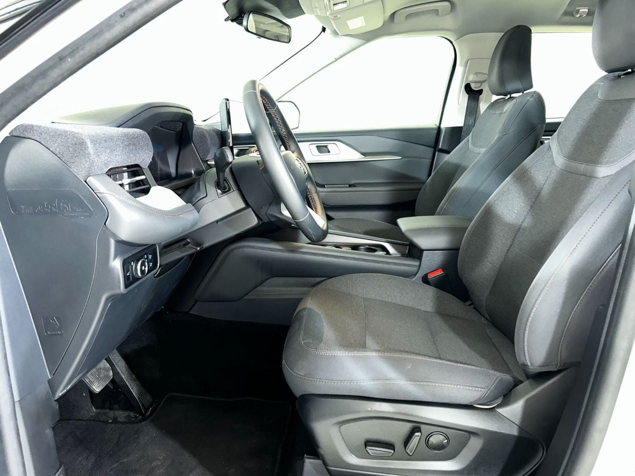 Ford Explorer E3225 / AL TAYER MOTORS AL QOUZ SHOWROOM