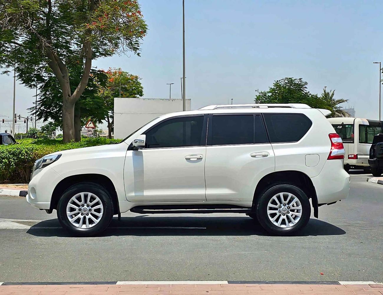 تويوتا برادو VXR/ V4 2.7L/ FULL OPTION/ SUNROOF/ ELECTRIC LEATHER SEATS/ HEADS REST TV/ DOWN TYRE/ LOT# 39672