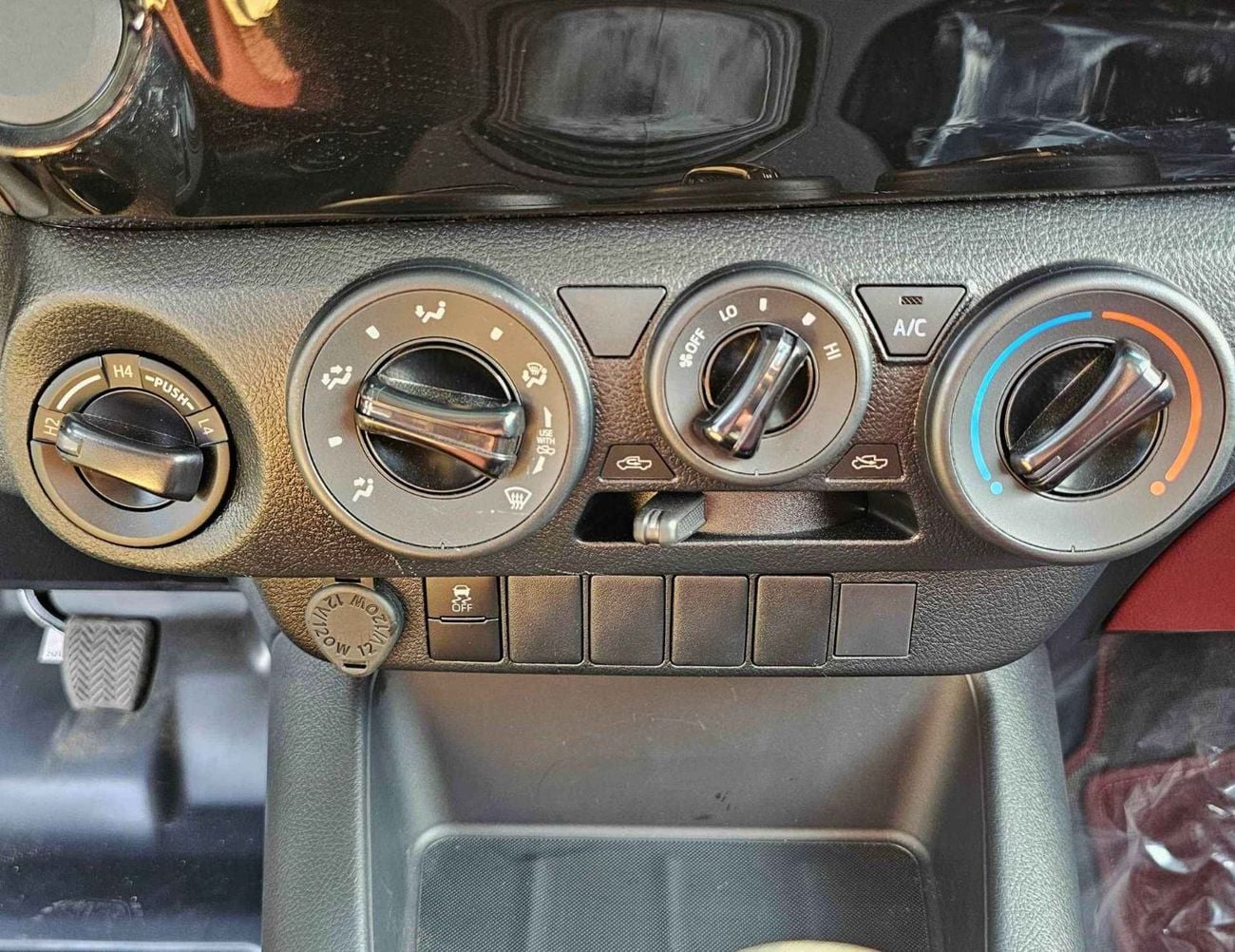 تويوتا هيلوكس SINGLE CABIN BASIC / 5 + 2 HOOKS LONG BODY / 2.4L DIESEL M/T / PWR WINDOWS (CODE # DMSC)