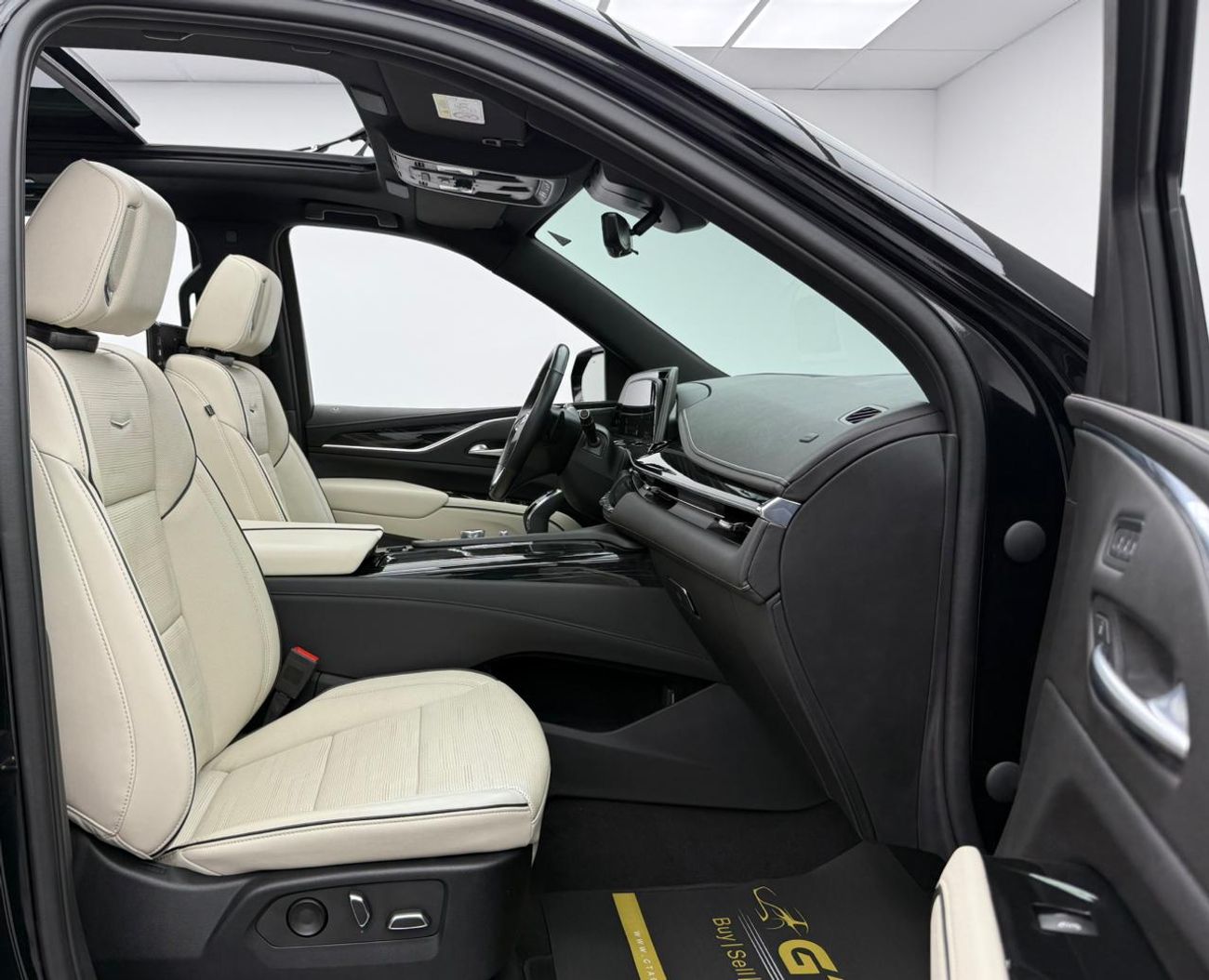 كاديلاك إسكالاد 2023 Cadillac Escalade Platinum Luxury, 2028 Cadillac Warranty + Service Pack, Low Km, 7 Seater, GCC