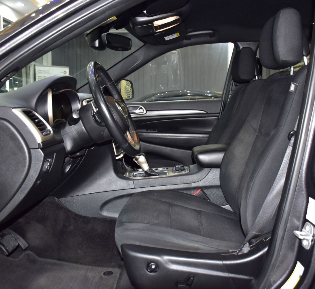 جيب جراند شيروكي EXCELLENT DEAL for our Jeep Grand Cherokee Laredo 4x4 ( 2017 Model ) in Grey Color GCC Specs