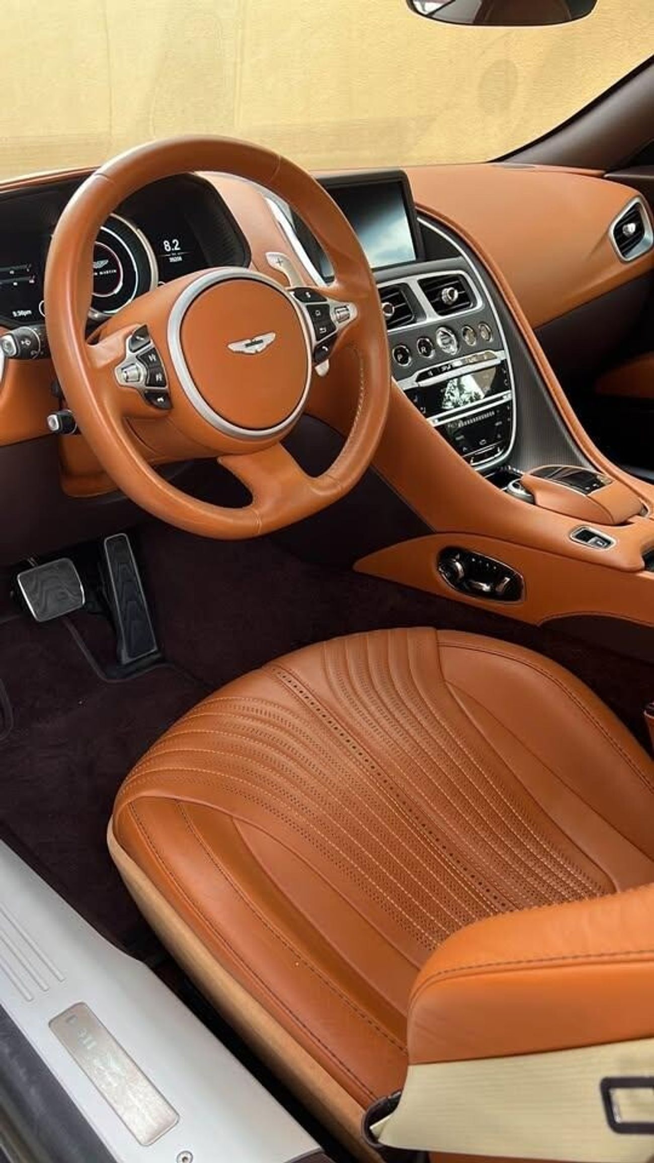 أستون مارتن DB11