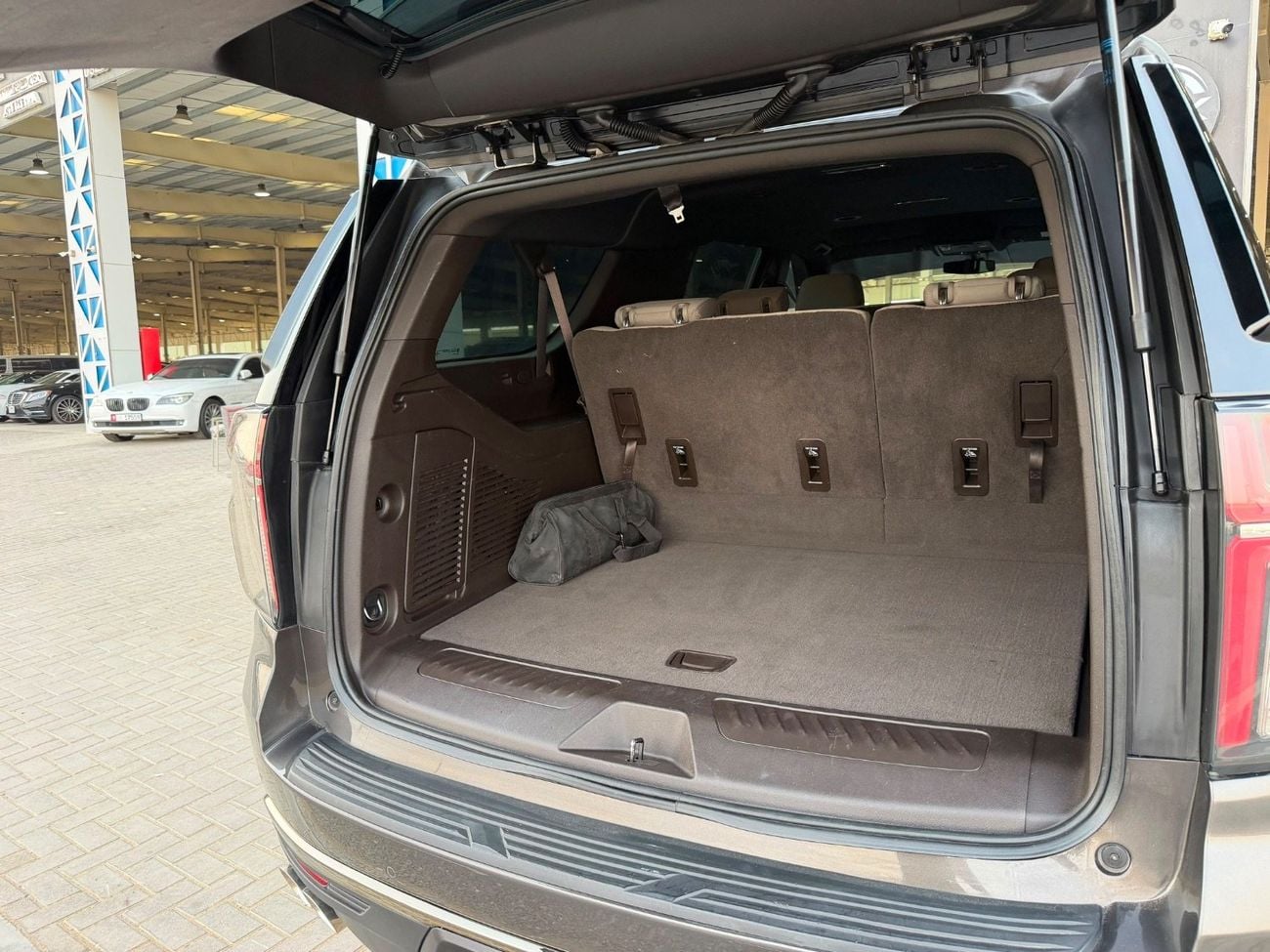 Chevrolet Suburban LT SUBURBAN /V8 5.3L / 7 seater / GCC/NEW SHAPE / Radar/ Blind Spots/ LINE ASSIST