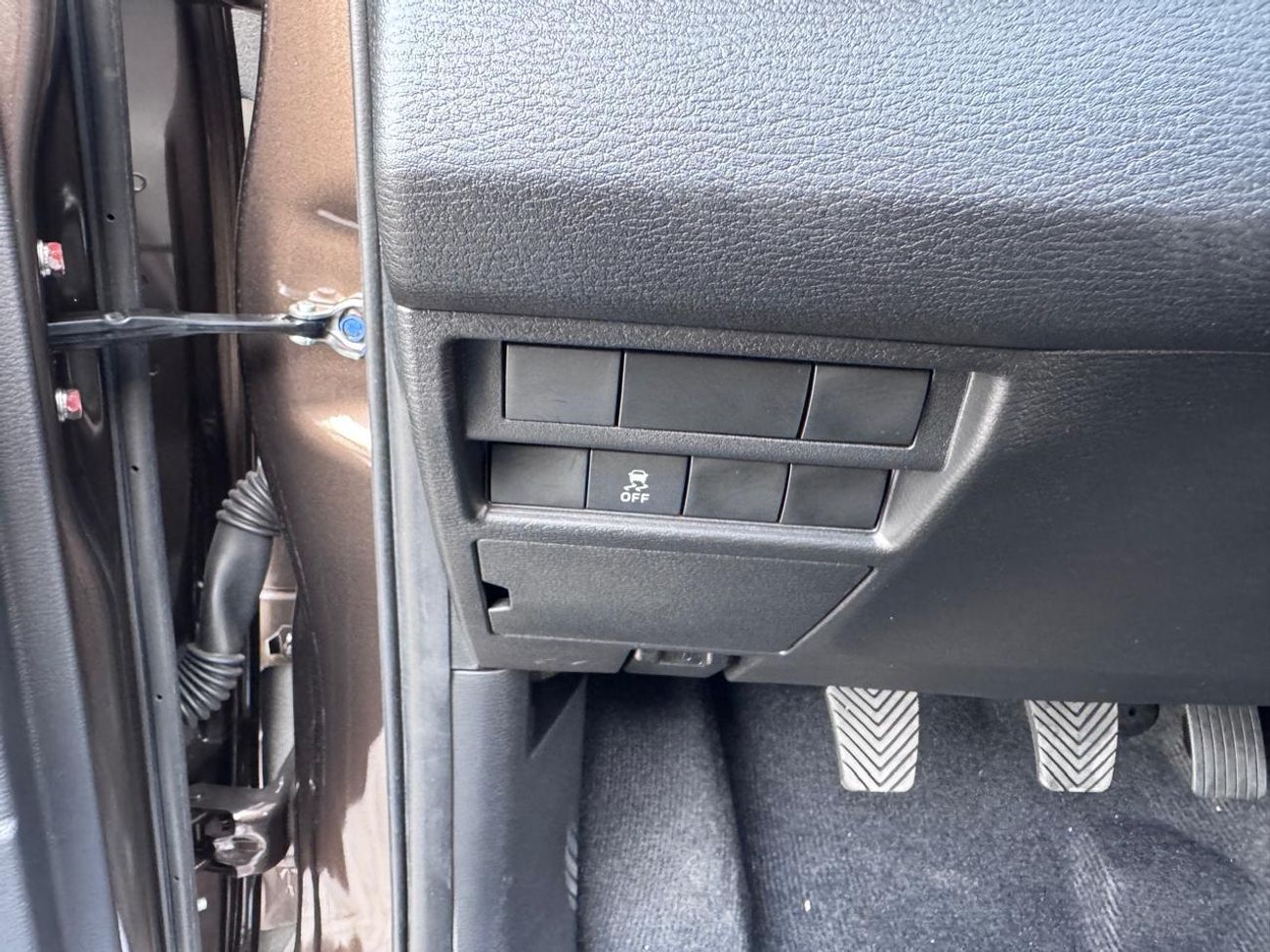 Mitsubishi L200 MITSUBISHI L200 Petrol Double Cabin 4WD 5MT 2.5L GLX_Basic Option_Bronze