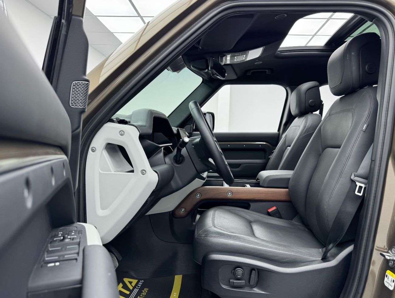 Land Rover Defender 110 HSE P400 3.0L 2024 Land Rover Defender 110 P400 HSE, 2028 Land Rover Warranty, Very Low Kms, GCC