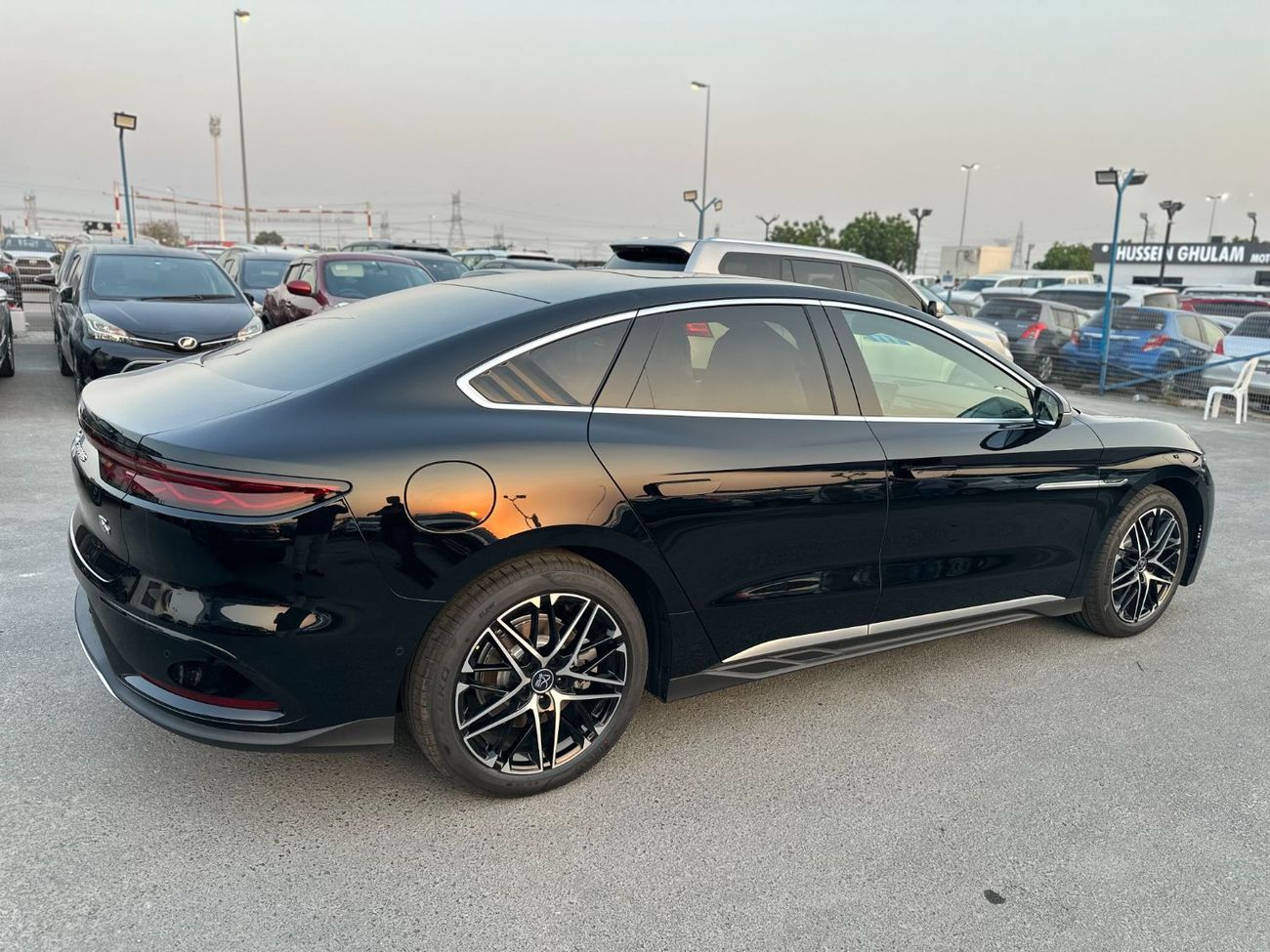 BYD HAN BYD HAN  -EV Range 605 KM