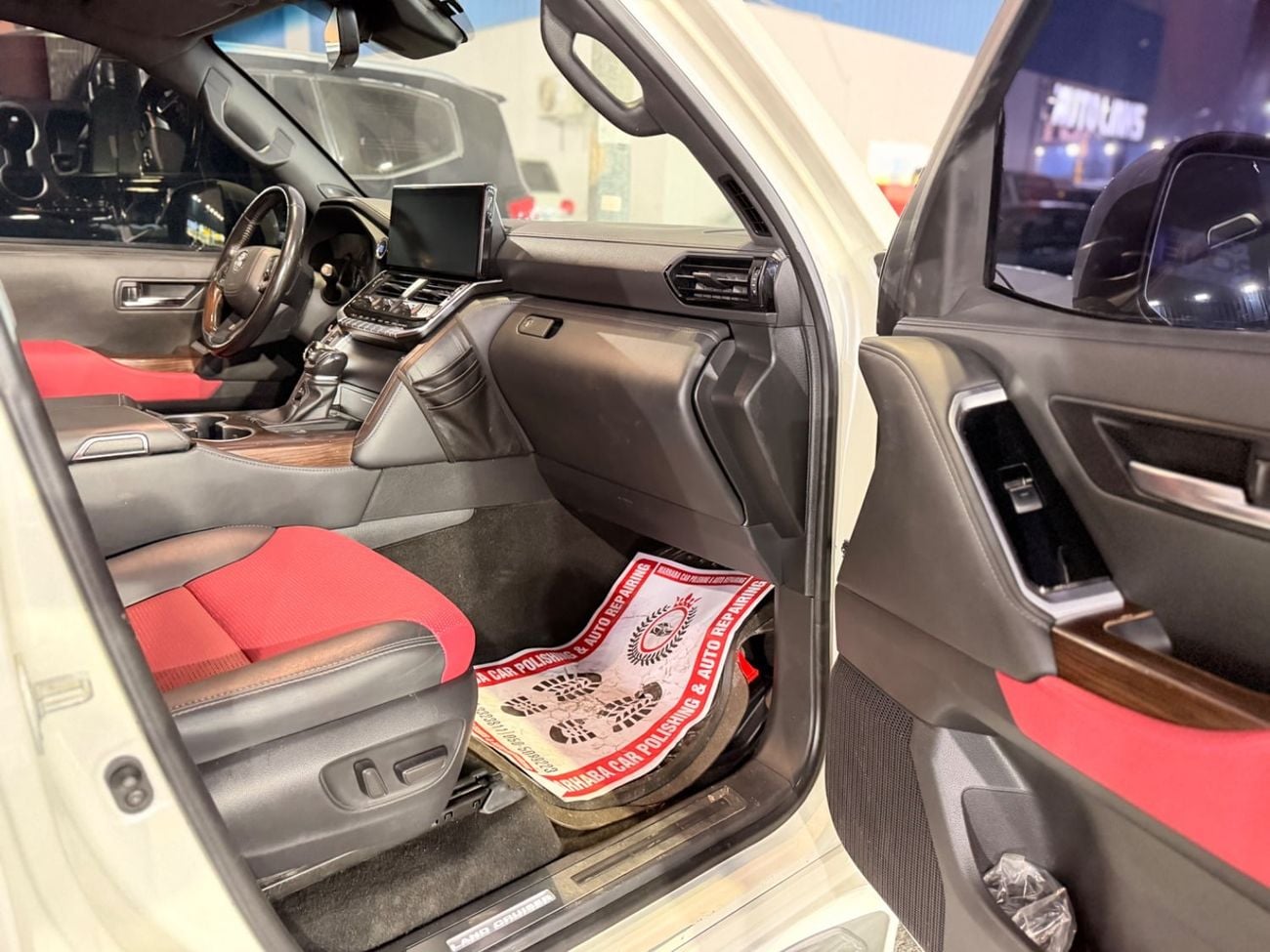 Toyota Land Cruiser VXR Toyota Landcruiser VXR 2022 Twin Turbo white inside Red