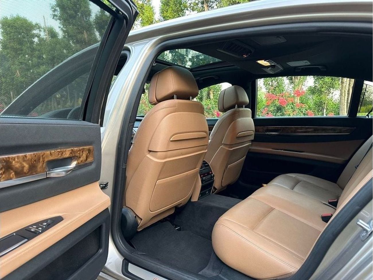 بي أم دبليو 750Li UAE Edition 4.4L - 2014 - GCC Specs - V8 - twin-turbo - 445 horsepower - Perfect Condition