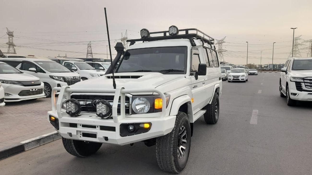 تويوتا لاند كروزر Right-Hand drive 3 door troop carrier V8 1VD diesel manual